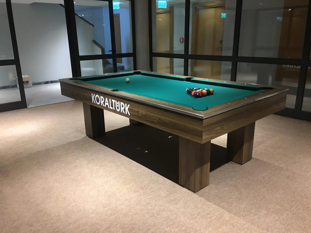 Wie werden die Kugeln beim amerikanischen Billard angeordnet?